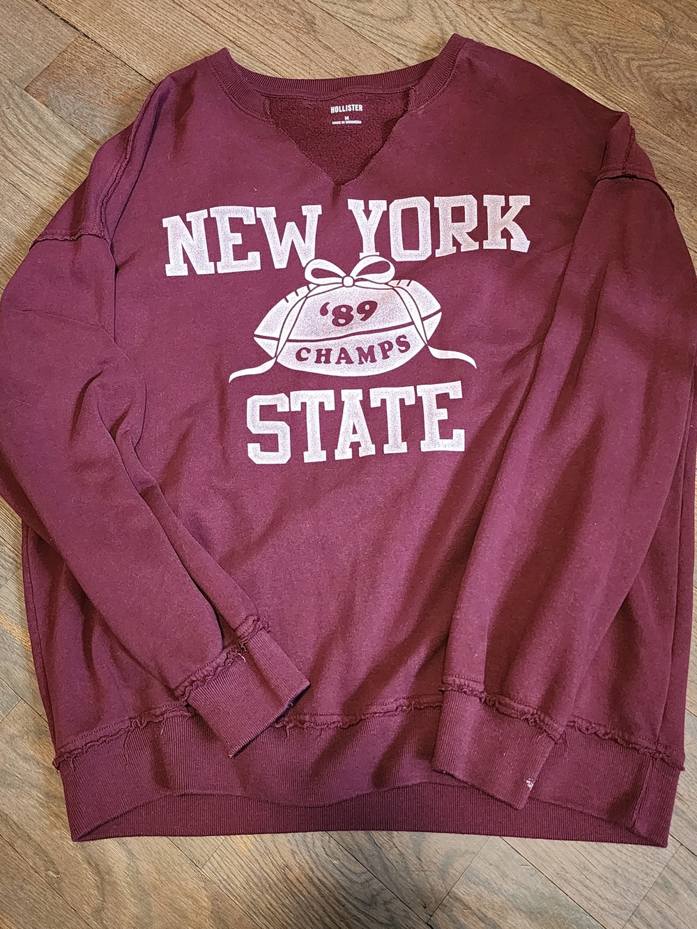 Hollister Men's New York State Maroon Graphic Sweater